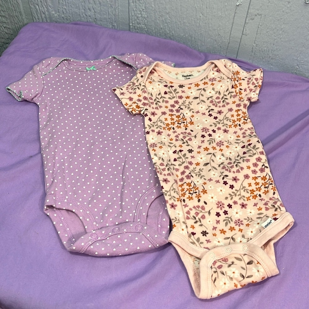 5 for $10 💜 onesies size 3-6 months